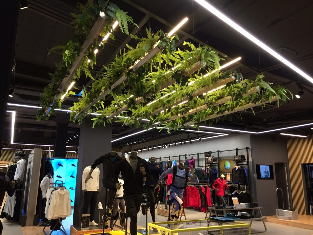 Hanging planters in Asics store in Amsterdam | Terapia Urbana